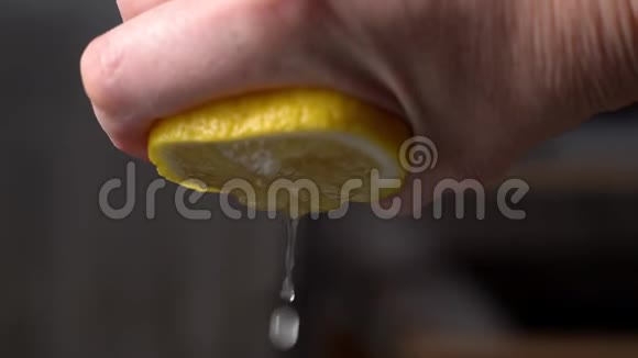 从半个柠檬中榨出柠檬汁视频的预览图