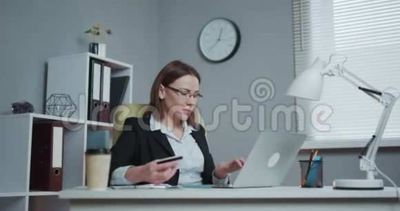 网上购物电子商务销售消费主义电子支付技术概念使用笔记本电脑的女人视频的预览图
