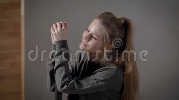 一位美丽的年轻女子的肖像运动的金发女郎在健身房放松体育运动视频的预览图