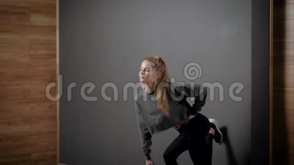 体育室里的女孩做练习有和没有重量的蹲非常适合保持身材视频的预览图