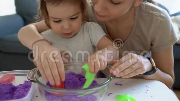 幼妈妈带着孩子玩动态沙快乐的粘合时间在一起创造性发展视频的预览图