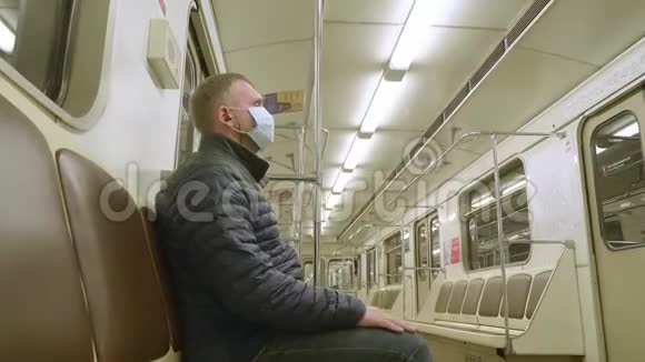 戴着医疗面具的人坐在空的地铁车厢里他很紧张防病毒的措施前景视频的预览图
