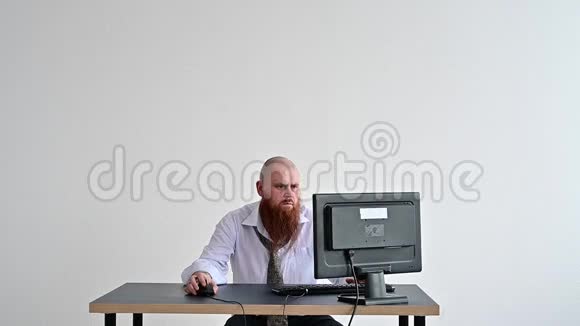 压力疯狂的商人在办公室用AX问题概念砸他的电脑他在工作上有问题视频的预览图