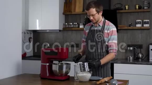 一个男人在厨房做饭面团的制作过程以便以后烘烤家庭视频的预览图