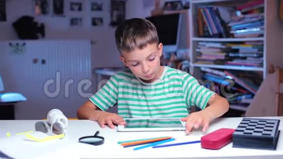 男孩上课时使用平板电脑视频的预览图