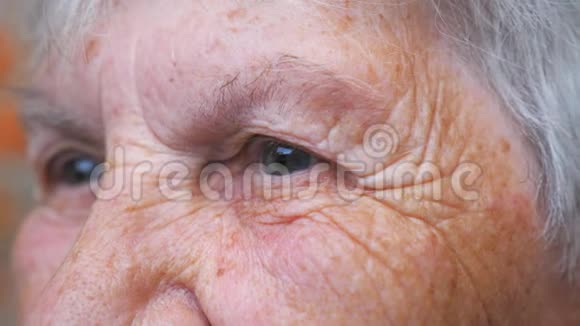 看着某件事沉思的老妇人的画像布满皱纹的女性脸奶奶从容不迫视频的预览图