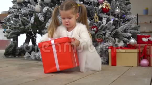 可爱的小女孩打开红色的礼盒视频的预览图