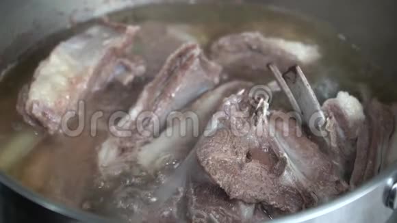 炉子上烧开锅里的辣肉视频的预览图