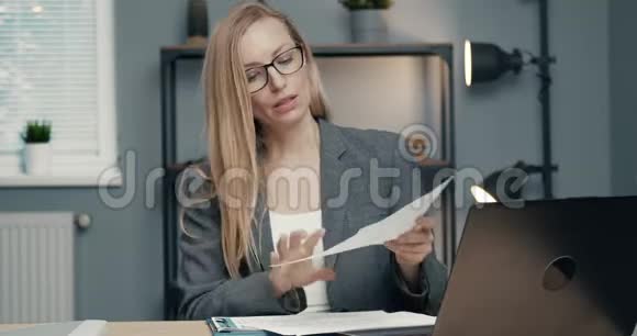 在视频聊天中显示财务报告的妇女视频的预览图