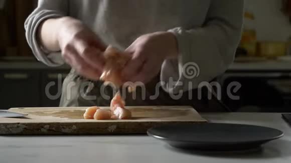 女人在烹饪前切鸡胸肉视频的预览图