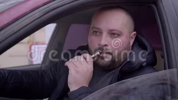 一个人在车里抽烟视频的预览图
