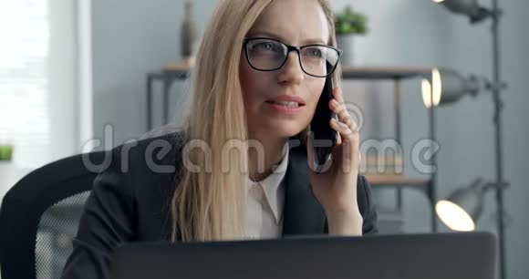 成熟的经理在现代办公室开电话会议视频的预览图