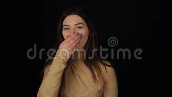一个年轻的白种人女孩咳嗽看着相机孤立的黑色背景冠状病毒COVID19视频的预览图