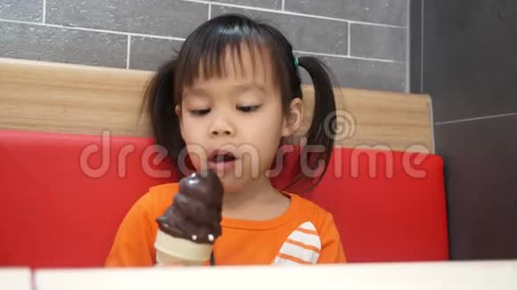 亚洲小女孩喜欢吃冰尖叫在服务商店肯德基是世界著名的美国快餐店健康视频的预览图