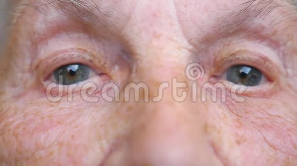 老妇人睁大眼睛看着镜头一张布满皱纹的女性脸露出惊讶的情绪奶奶和视频的预览图
