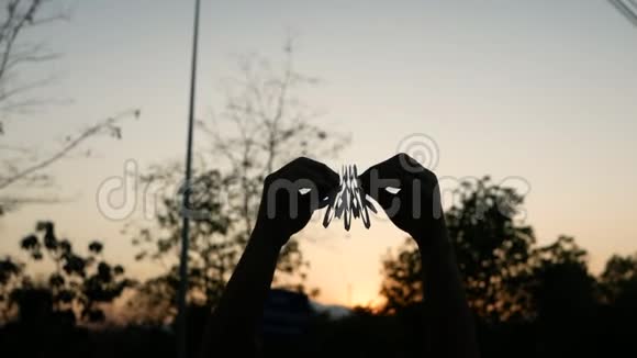团队合作理念与纸链组的人牵手在公园夕阳的背景下视频的预览图