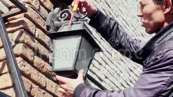电气维修电工更换家用外墙灯灯泡视频的预览图