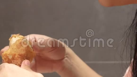 亚洲女人在服务店吃炸鸡肯德基是世界著名的美国快餐店卫生组织视频的预览图