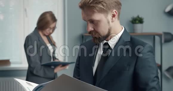 一群商务人士站在办公室拿着文件视频的预览图