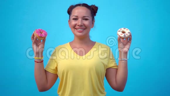 女人用甜甜圈遮住眼睛视频的预览图