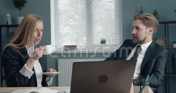 两个在工作日休息喝咖啡的伙伴视频的预览图