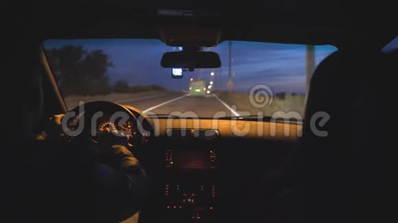 年轻夫妇坐在SUV车的前排座位上在空路上开车男人和女人骑着现代汽车视频的预览图
