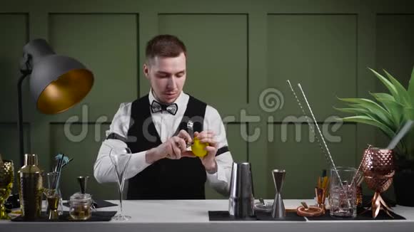 酒保为客人的到来准备他的桌子酒吧里应该有你做鸡尾酒所需的一切视频的预览图