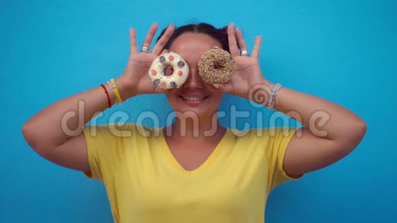 女人用甜甜圈遮住眼睛视频的预览图