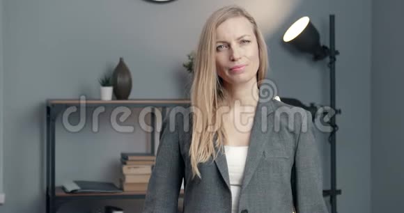 站在现代办公室的漂亮女商人视频的预览图