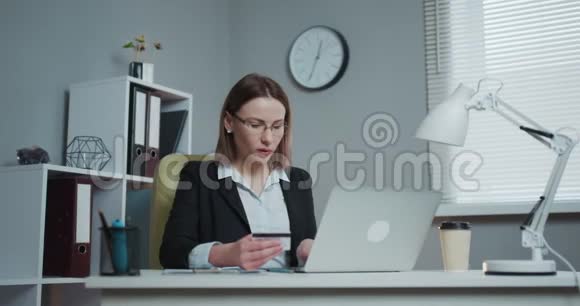 网上购物电子商务销售消费主义电子支付技术理念使用手提电脑装置的妇女视频的预览图