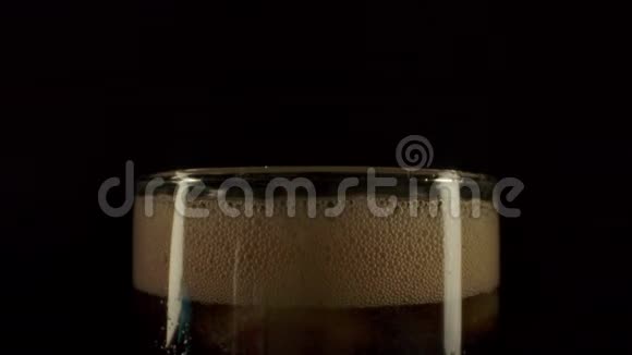 可乐泡沫溶解在玻璃中视频的预览图