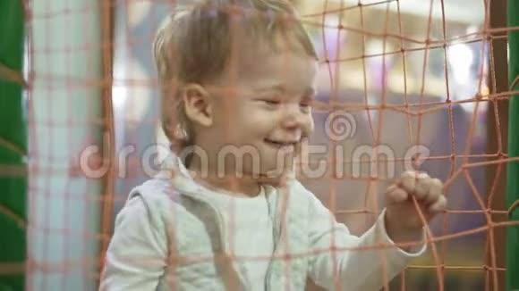 游戏室里一个活泼可爱的小男孩这个孩子在游戏室里穿过障碍孩子们在视频的预览图