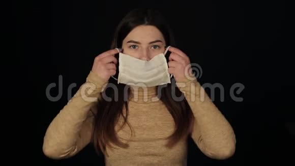 可爱的女孩戴上了防冠状病毒的医用防护面罩19日协防视频的预览图