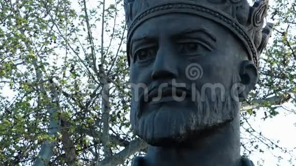有皇冠的人雕像视频的预览图
