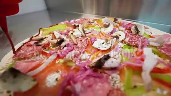 厨师把沙司倒在比萨饼上视频的预览图