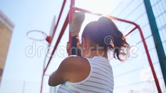 女孩做了一根垂直的绳子站在一个靠近足球大门视频的预览图