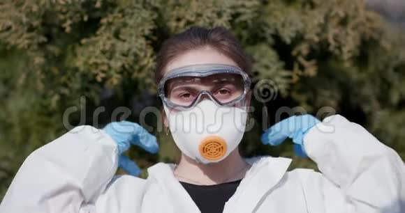 流行病学专家保护患者免受冠状病毒COVID19面具的肖像欧洲意大利全球流行病视频的预览图