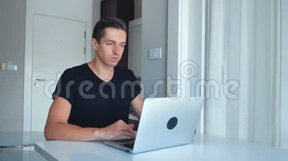 年轻的商人自由职业者在家工作笔记本电脑视频的预览图
