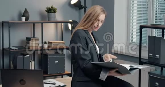 在工作场所集中女士阅读文件视频的预览图
