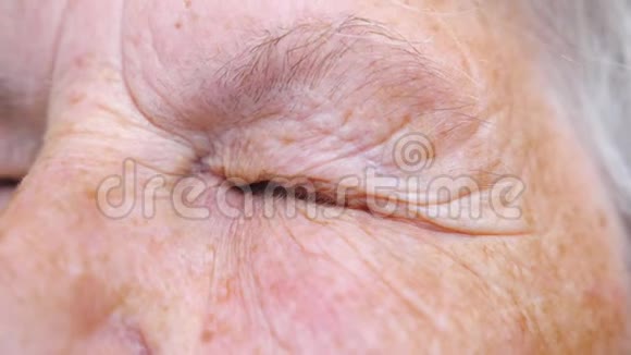 周围有皱纹的老年妇女闭上眼睛的详细视图老太太的特写镜头奶奶平静地视频的预览图