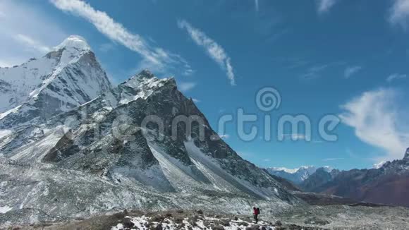阿玛达布拉姆山和人与远足波兰喜马拉雅山尼泊尔鸟瞰图视频的预览图