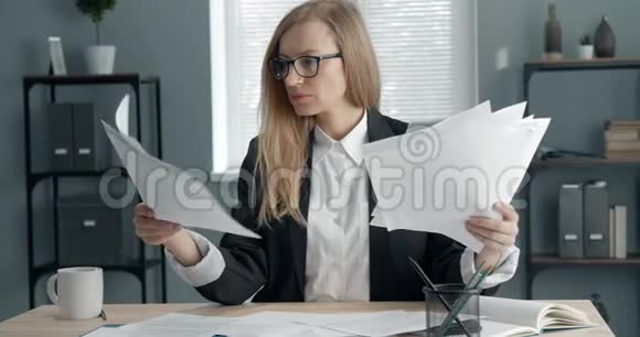 在办公室寻找重要文件的成熟女人视频的预览图