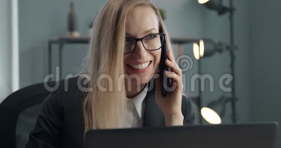 女商人用智能手机和笔记本电脑说话视频的预览图