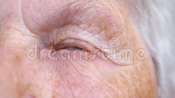 对老年女性目光的详细观察布满皱纹的女性脸肖像视频的预览图