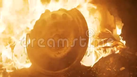 一个轮子晚上在车里燃烧汽车轮胎燃烧特写视频的预览图