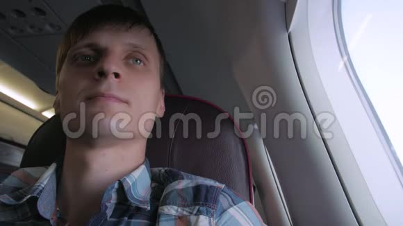年轻人在飞机上睡觉视频的预览图