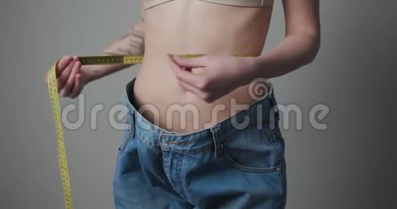 女人用胶带控制她的措施女人测量她的身体减肥概念视频的预览图