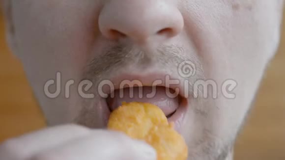 男人吃鸡块有害和美味的快餐关闭视频的预览图