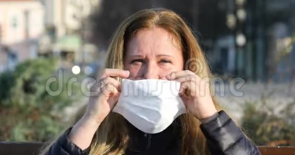 女人戴上口罩以防止冠状病毒COVID19视频的预览图