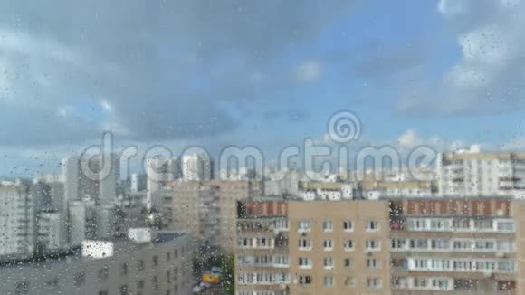 窗玻璃上的雨滴建筑物中的雨滴视频的预览图